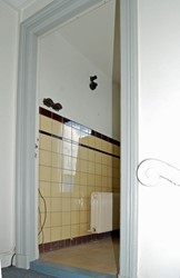 <p>In het kamertje op het tussenbordes van de verdiepingstrap is mogelijk in deze periode een badkamer ingericht. </p>
